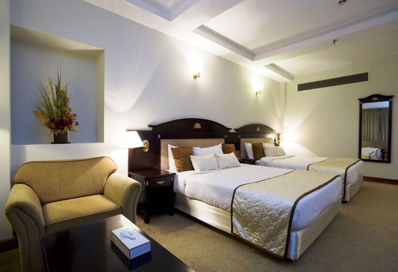 اتاق پرمیوم, Sarina