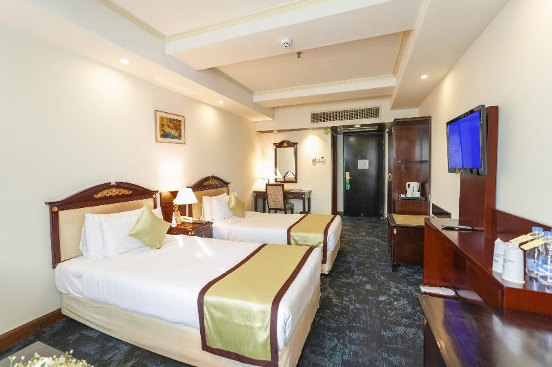 اتاق لوکس, Sarina