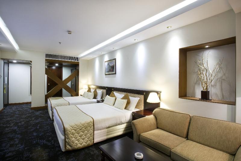 اتاق پرمیوم, Sarina