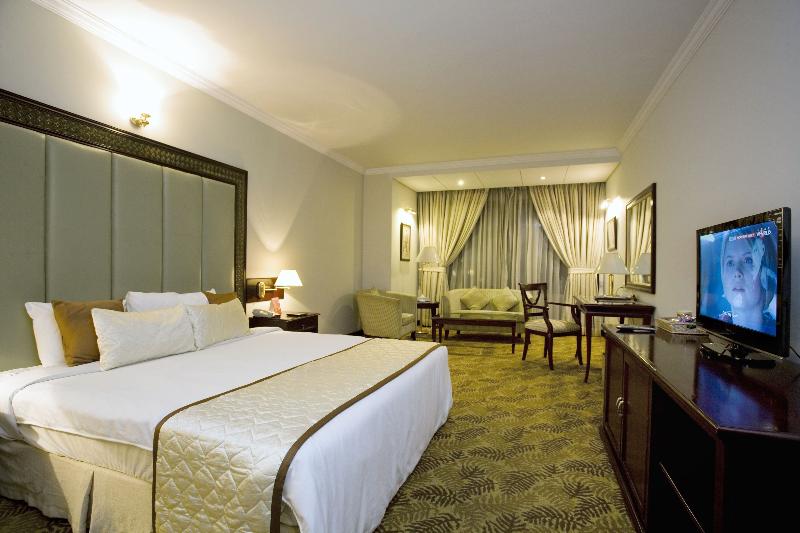 اتاق پرمیوم, Sarina