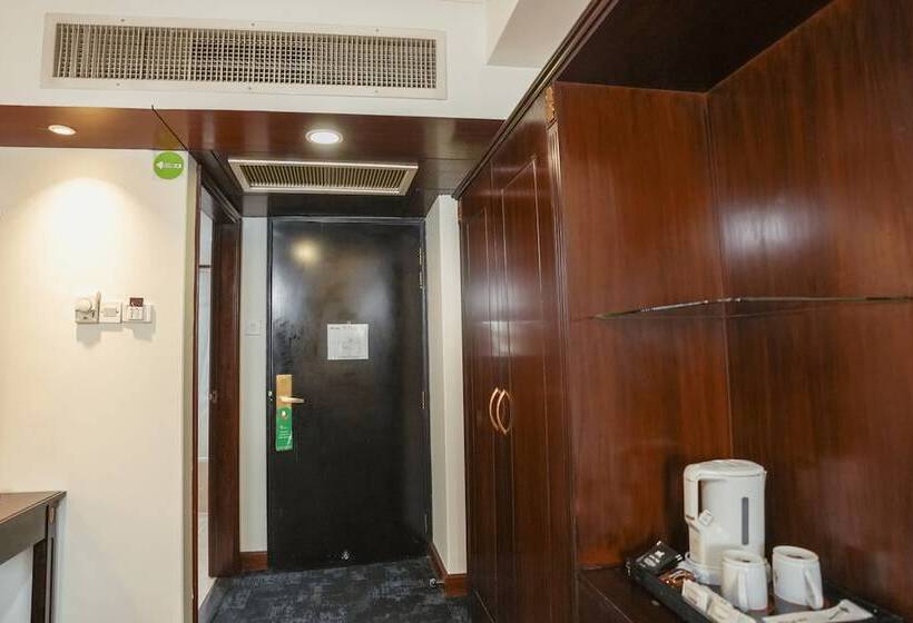 اتاق لوکس, Sarina