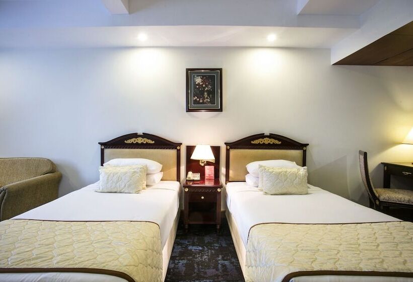 اتاق لوکس, Sarina