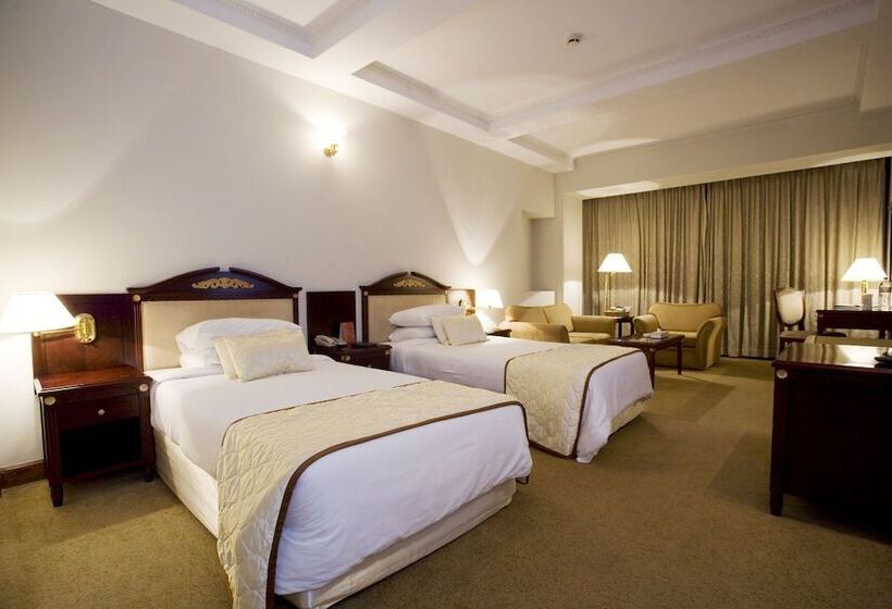 اتاق لوکس, Sarina