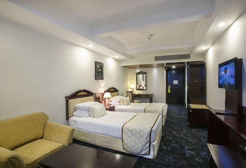 اتاق لوکس, Sarina