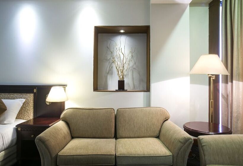 اتاق پرمیوم, Sarina