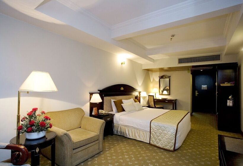 اتاق پرمیوم, Sarina