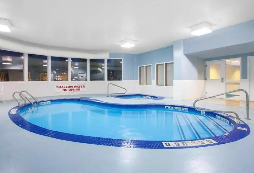 キングサイズベッドのデラックスルーム, Super 8 By Wyndham Midland