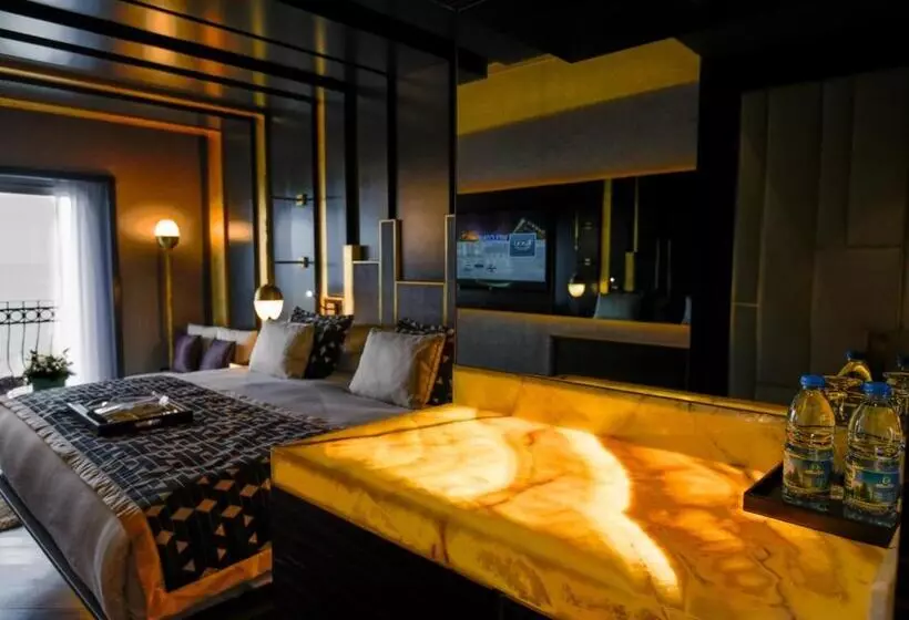 اتاق لوکس با چشم‌انداز شهر, Rocks Hotel & Casino