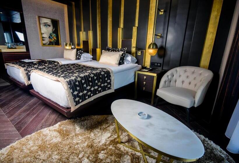 Номер Deluxe Вид на Город, Rocks Hotel & Casino