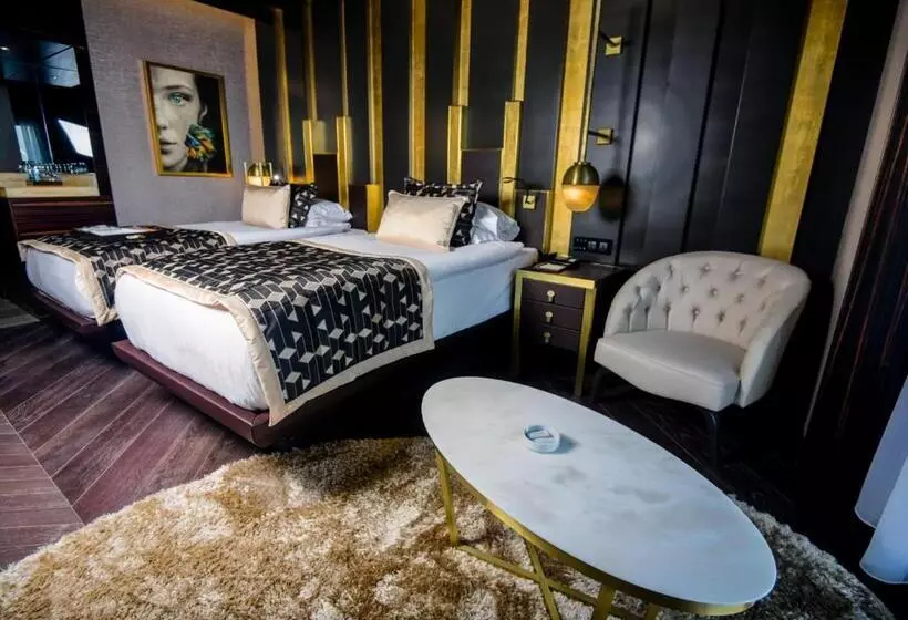 اتاق لوکس با چشم‌انداز شهر, Rocks Hotel & Casino