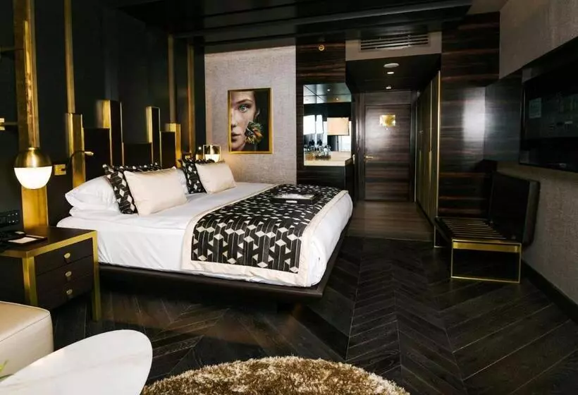 اتاق لوکس با چشم‌انداز شهر, Rocks Hotel & Casino