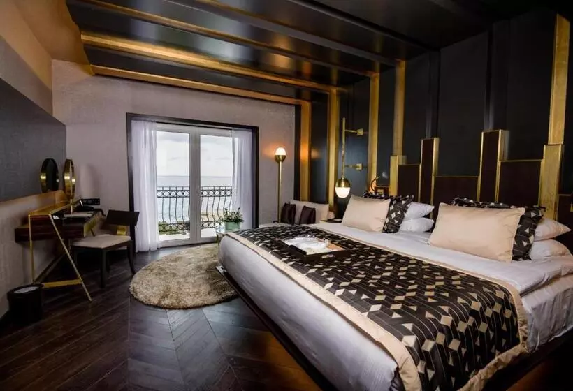 اتاق لوکس با چشم‌انداز دریا, Rocks Hotel & Casino