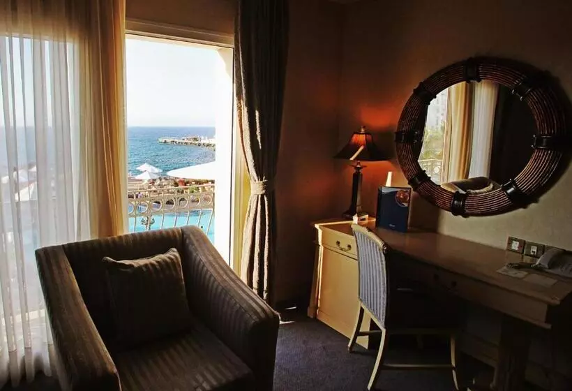 سوییت با چشم‌انداز دریا, Rocks Hotel & Casino