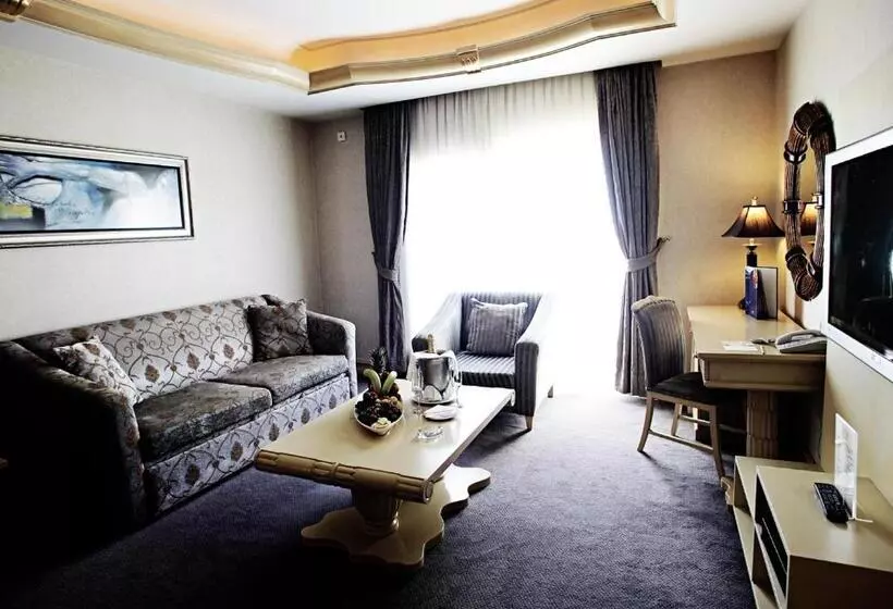 سوییت با چشم‌انداز دریا, Rocks Hotel & Casino