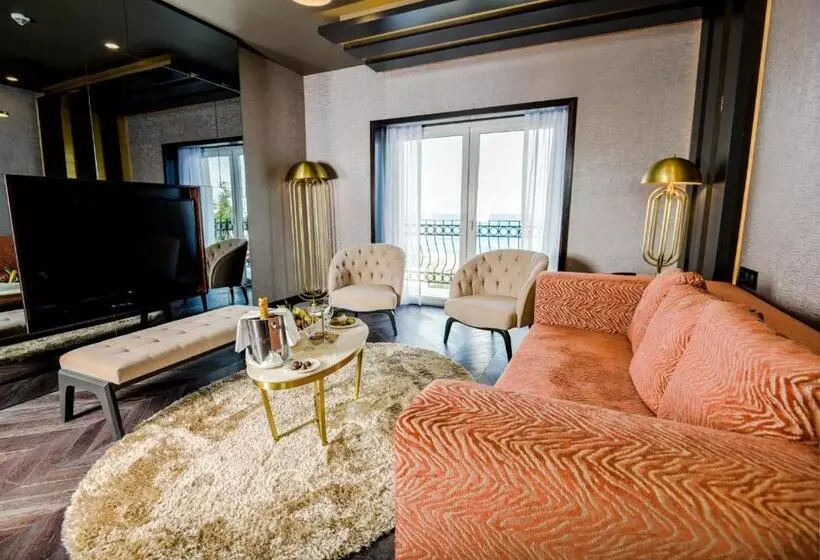 Deluxe Suite Sea View, Rocks Hotel & Casino