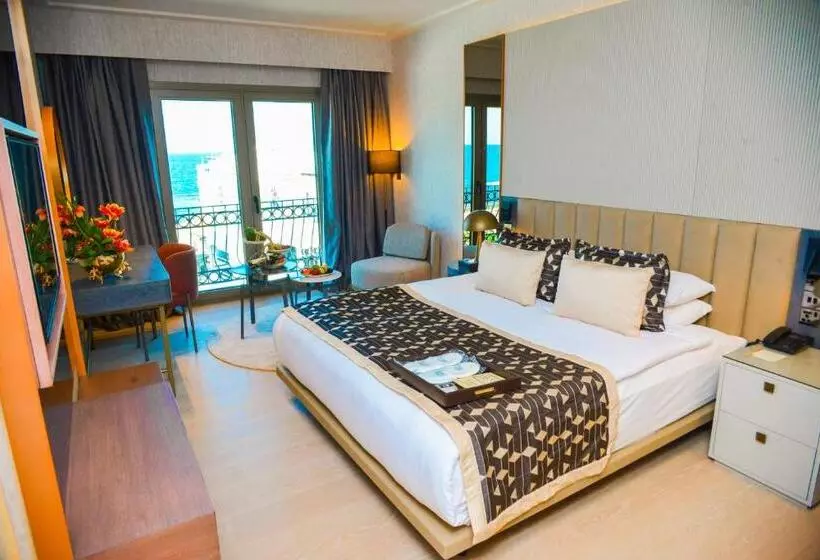 اتاق استاندارد با چشم‌انداز دریا, Rocks Hotel & Casino