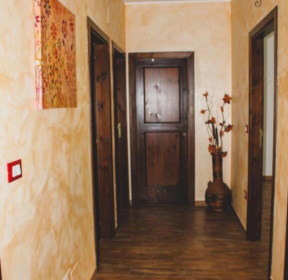 غرفة قياسية ثلاثية, B&b La Poeta