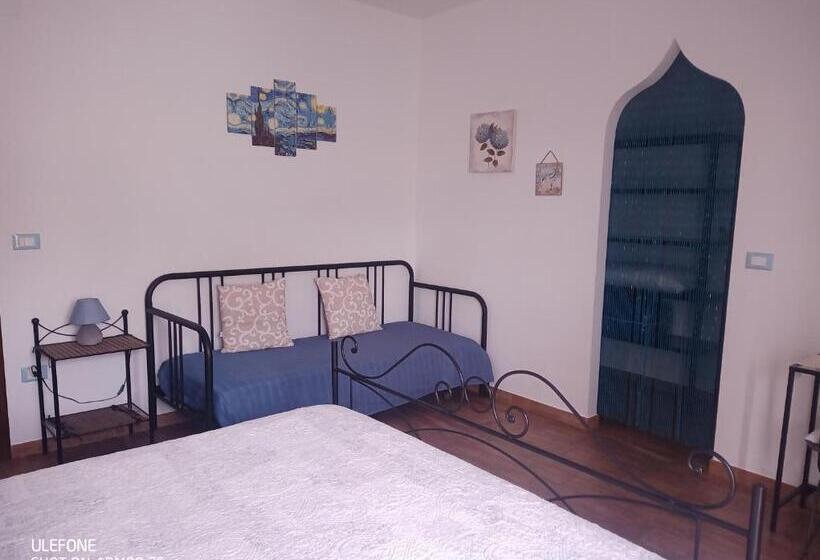 غرفة قياسية ثلاثية, B&b La Poeta