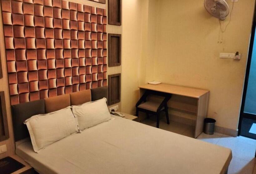 غرفة سوبيريور, Shri Gourav