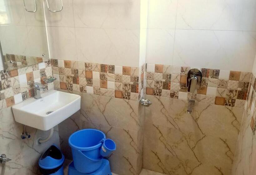 חדר סופריור, Shri Gourav