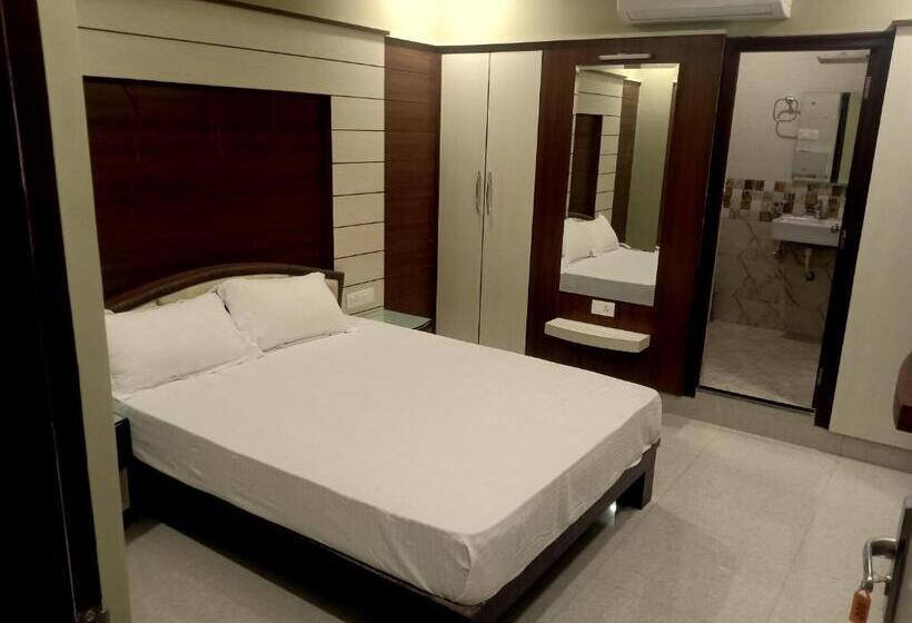 غرفة سوبيريور, Shri Gourav