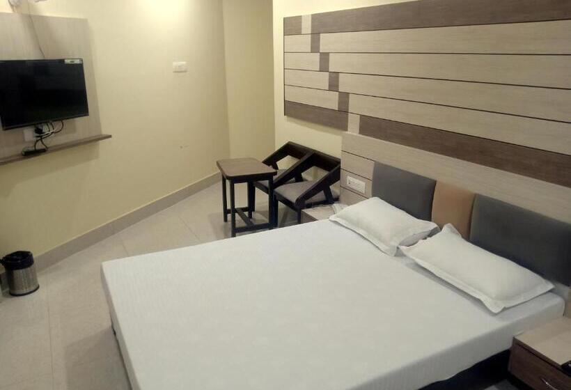 חדר סטנדרט, Shri Gourav