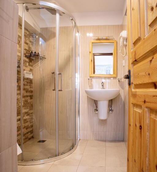 اتاق استاندارد با چشمانداز باغ, Timila