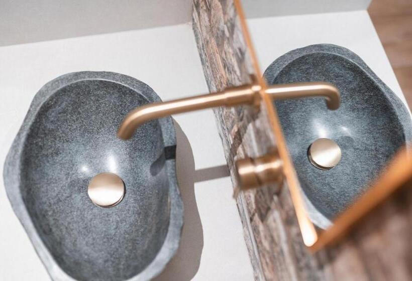 디럭스 스튜디오, Andreas