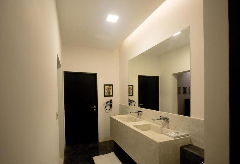 חדר סופריור עם מיטת קינג, Arthur & Paul