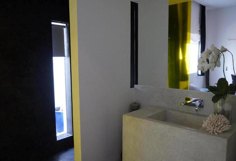 חדר דחוקס עם מיטת קינג, Arthur & Paul