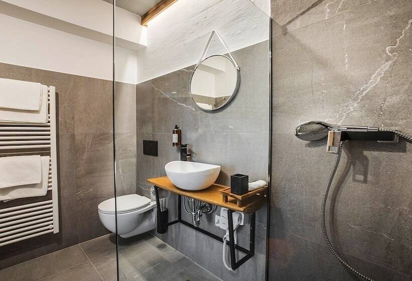 اتاق سوپریور, Pok Garni