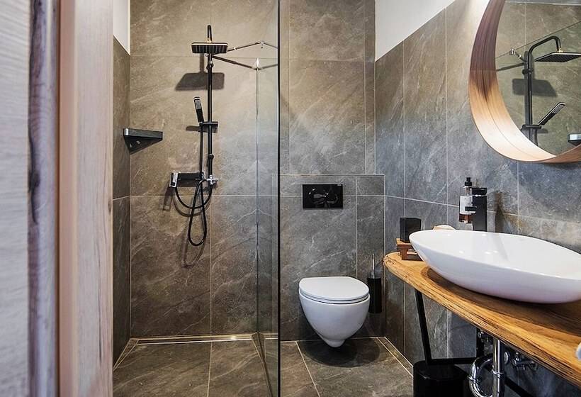 اتاق سوپریور, Pok Garni