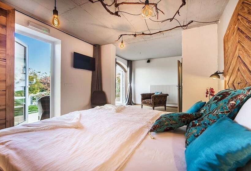 اتاق سوپریور, Pok Garni