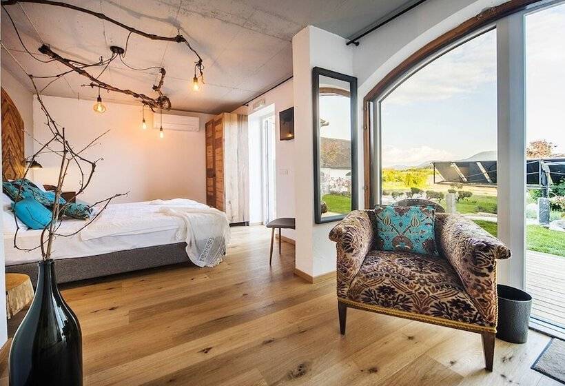 اتاق سوپریور, Pok Garni