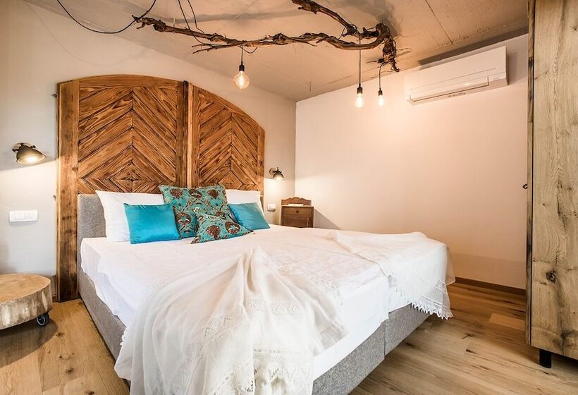 اتاق سوپریور, Pok Garni