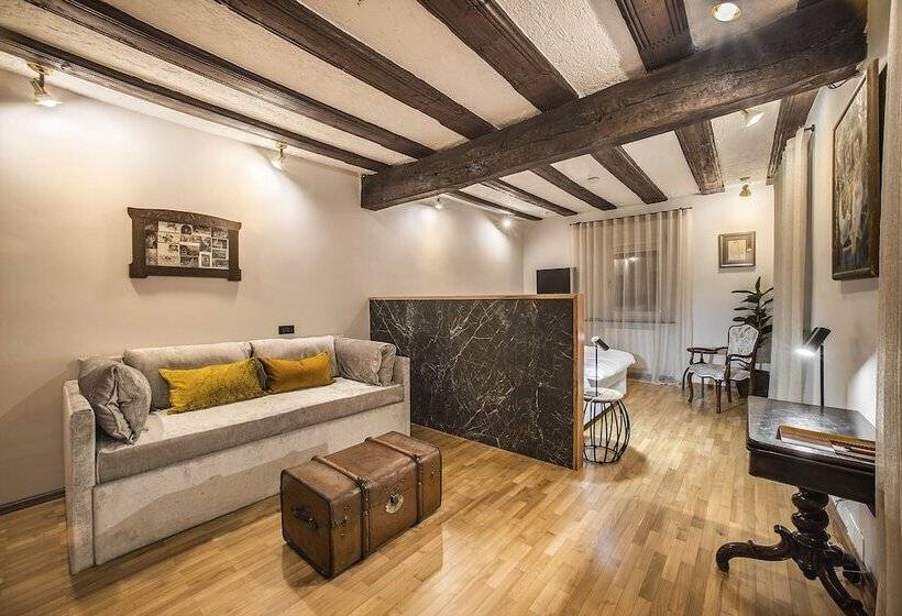 اتاق لوکس, Pok Garni