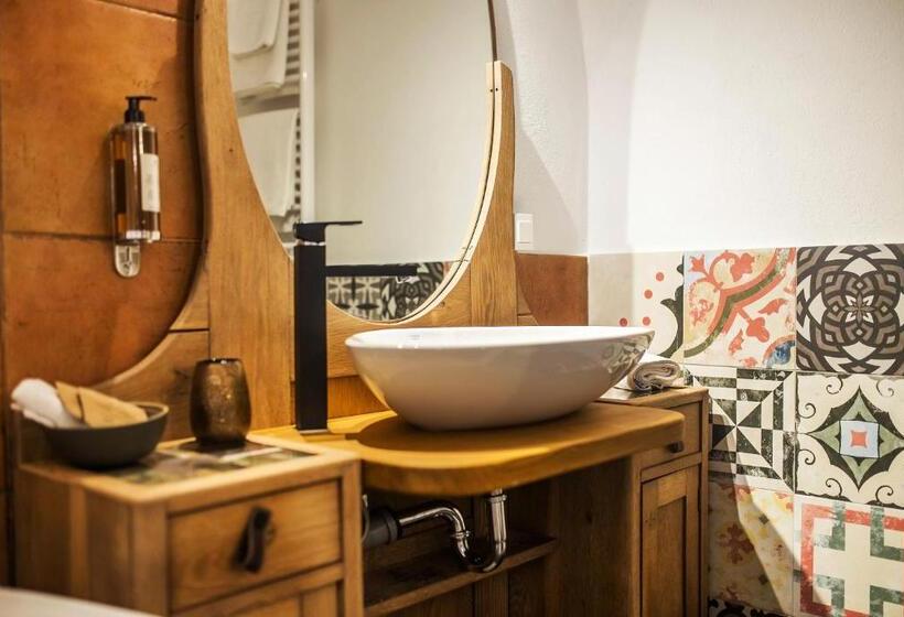 اتاق راحتی, Pok Garni