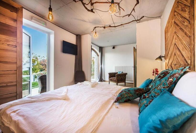 اتاق سوپریور, Pok Garni