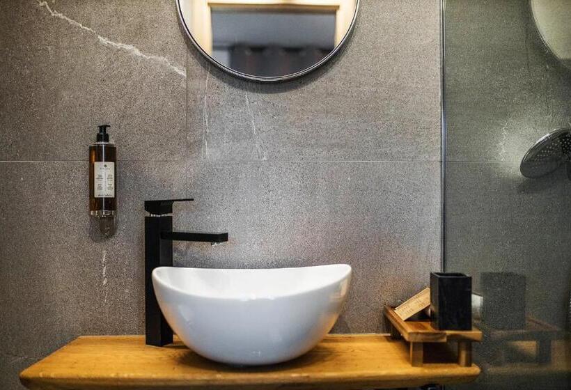 اتاق سوپریور, Pok Garni