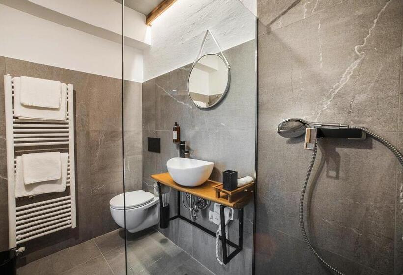 اتاق سوپریور, Pok Garni