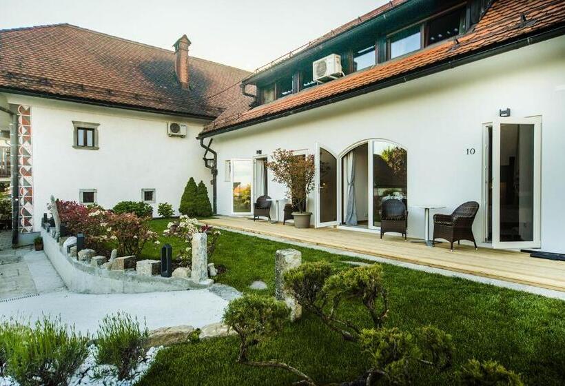 اتاق سوپریور, Pok Garni