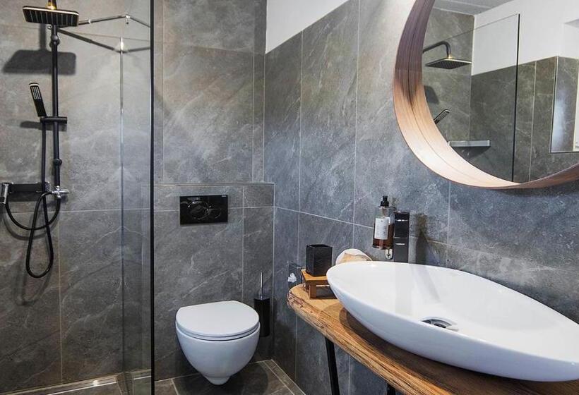 اتاق سوپریور, Pok Garni