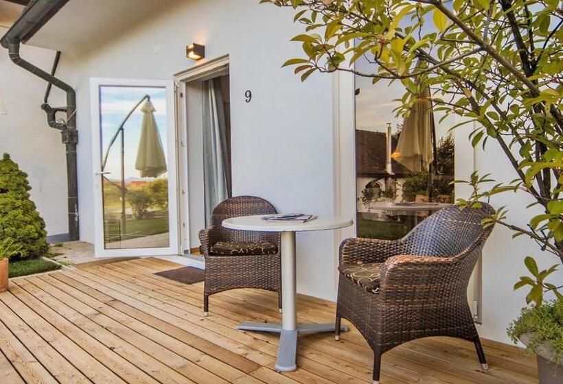 اتاق سوپریور, Pok Garni