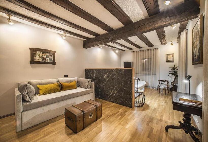 اتاق لوکس, Pok Garni