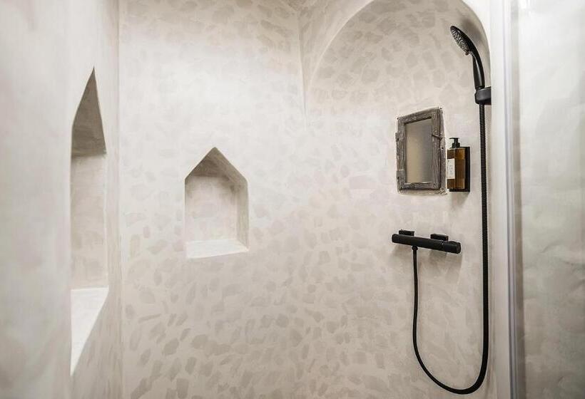 اتاق لوکس, Pok Garni