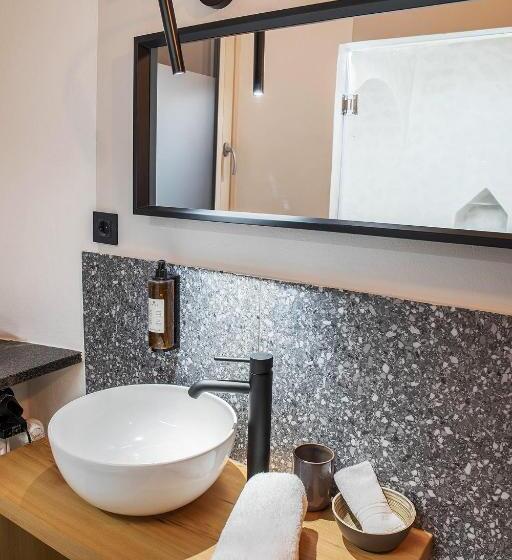 اتاق لوکس, Pok Garni