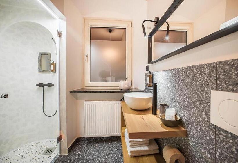 اتاق لوکس, Pok Garni