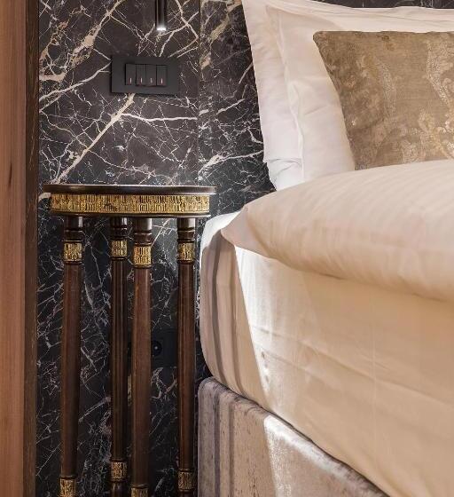 اتاق لوکس, Pok Garni