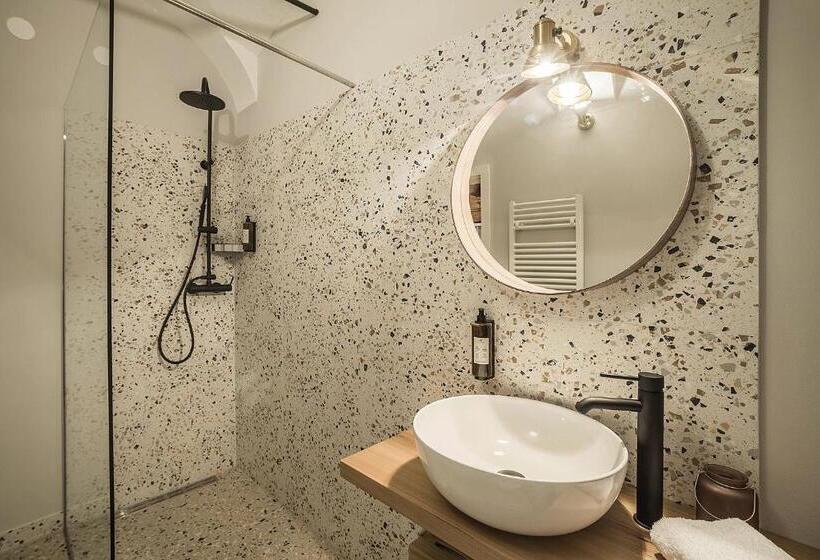 سوییت, Pok Garni