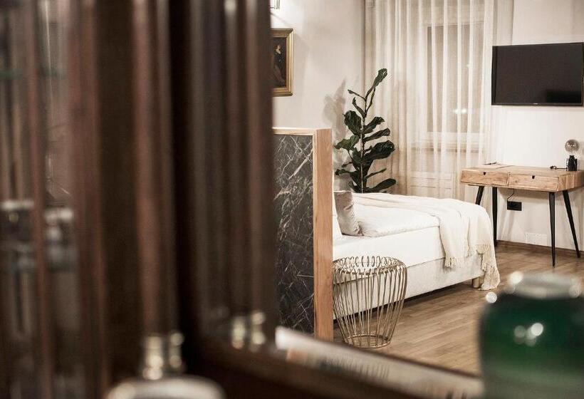 سوییت, Pok Garni